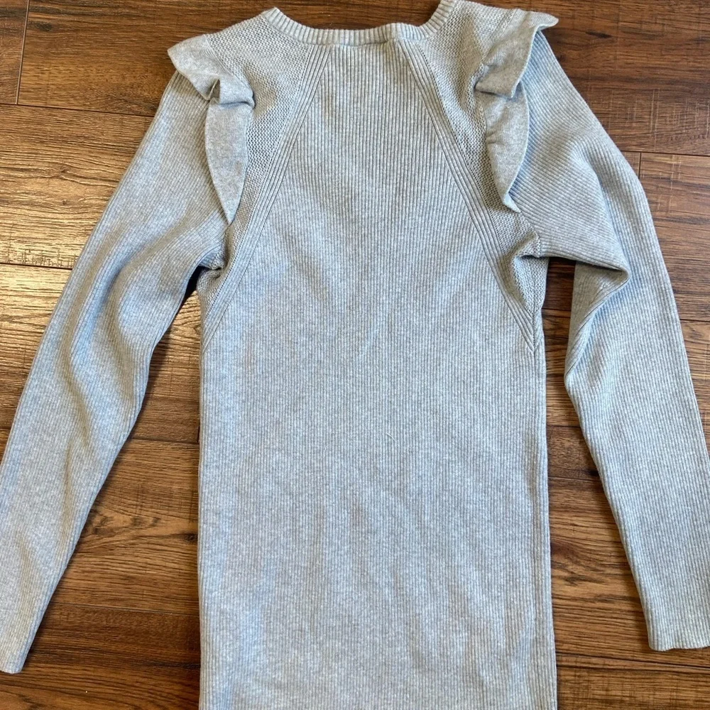 Torrid Long Sleeve V-Neck Ruffle Shoulder Gray Ribbed Sweater Plus Size 2